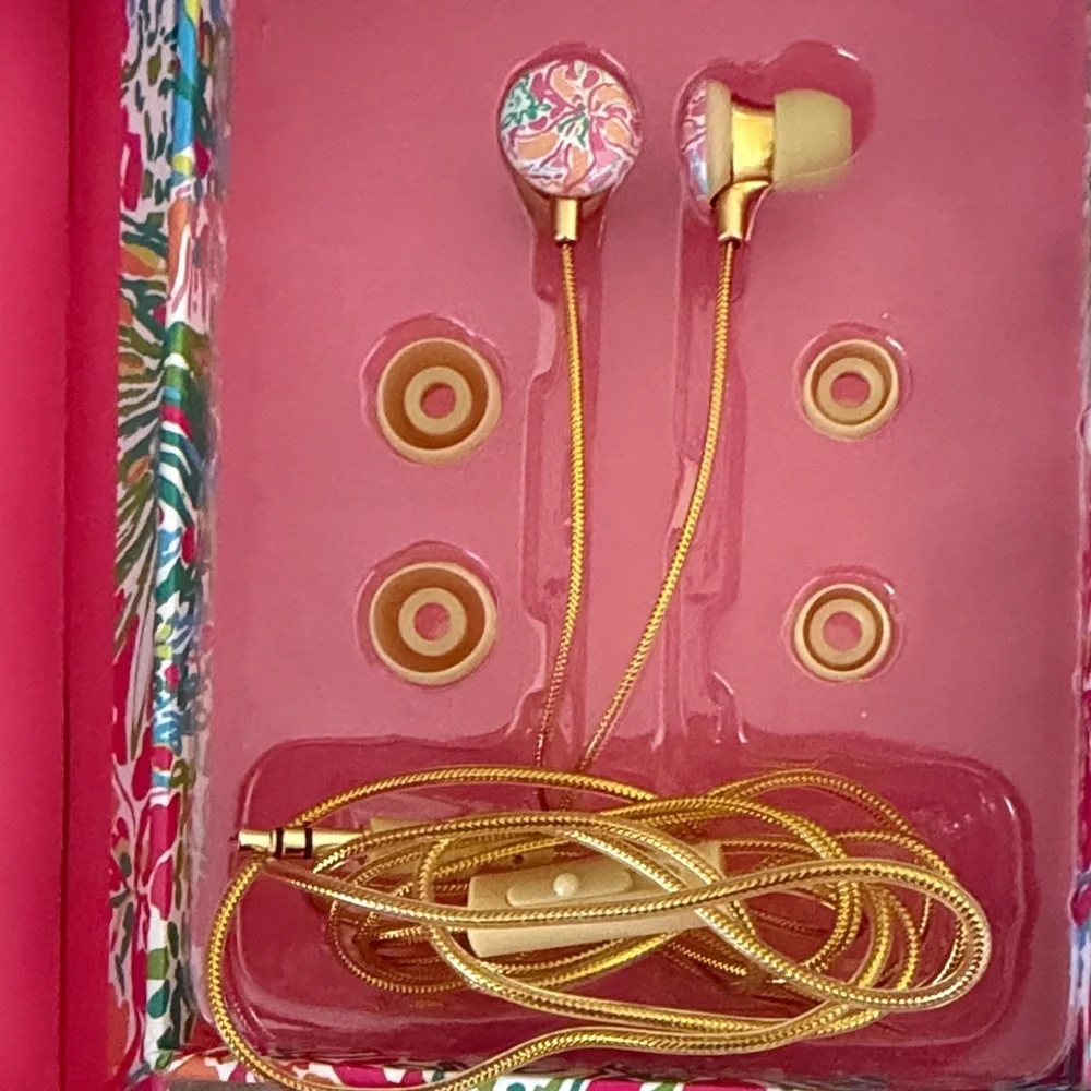 Lilly Pulitzer earbuds feature